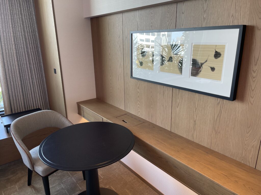 TIADのプレミアキングルームの少テーブルと絵の写真