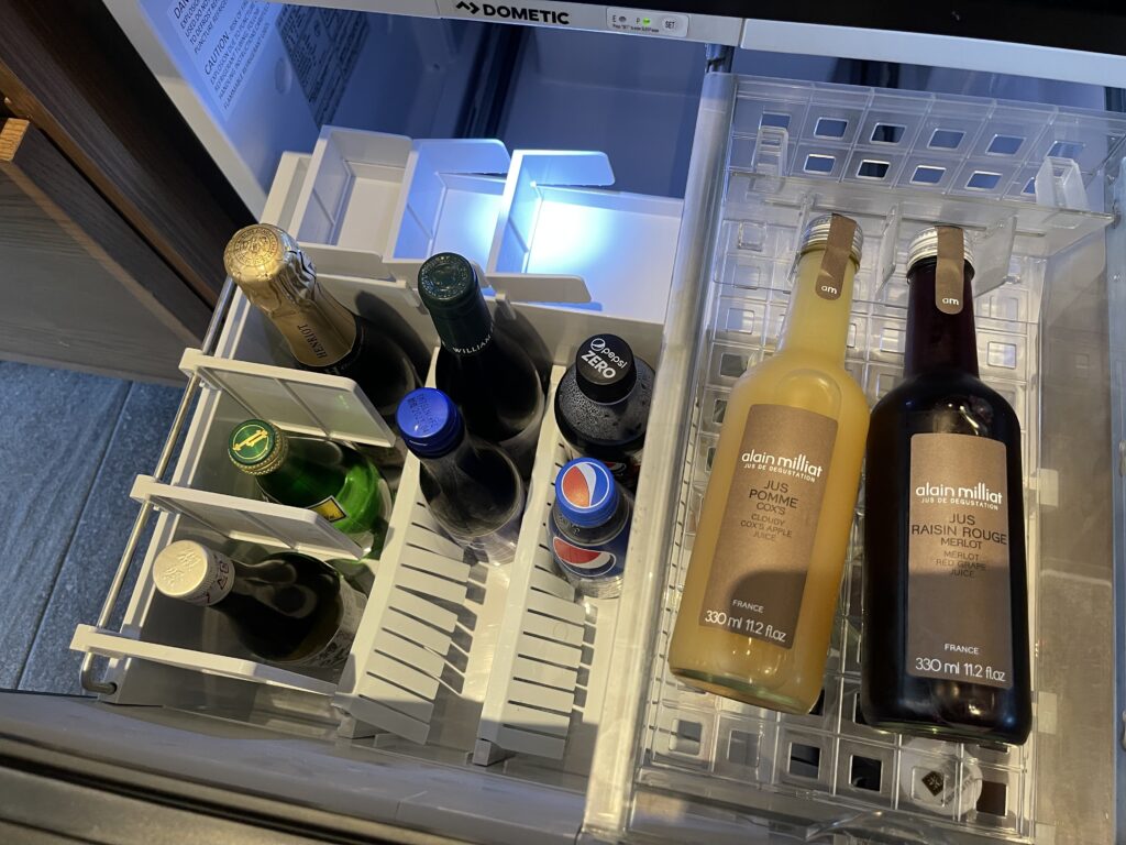 TIADのプレミアキングルームのミニバー（冷蔵庫内）の写真
