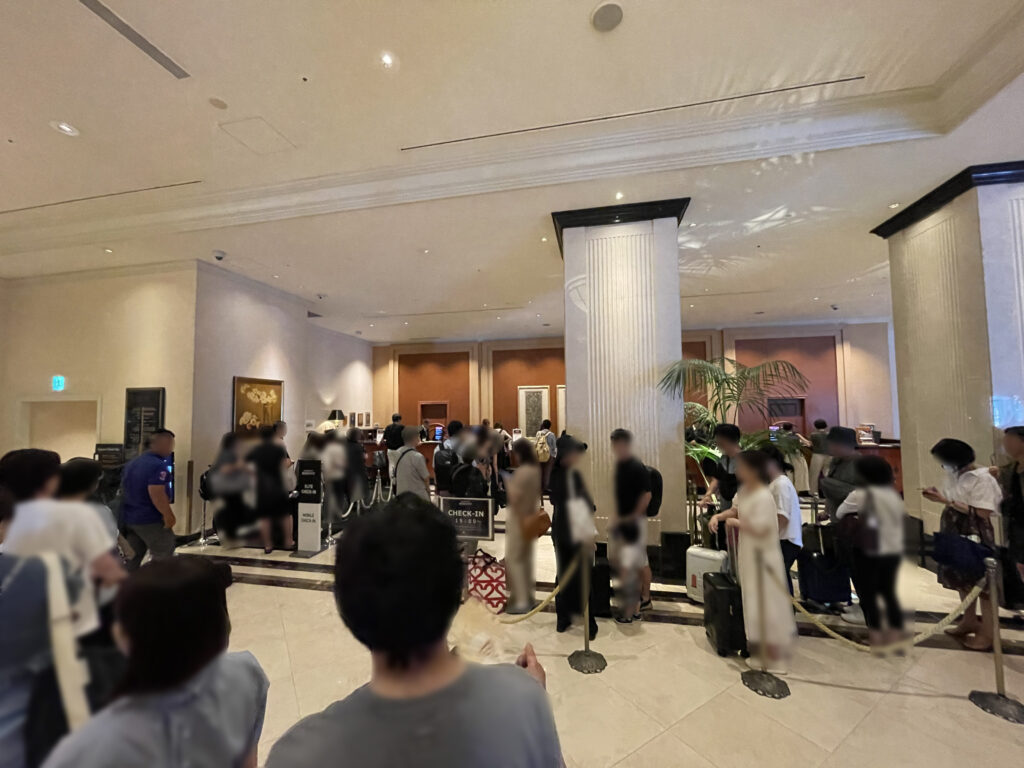 名古屋マリオットアソシアホテルのフロントの写真（チェックイン混雑時）