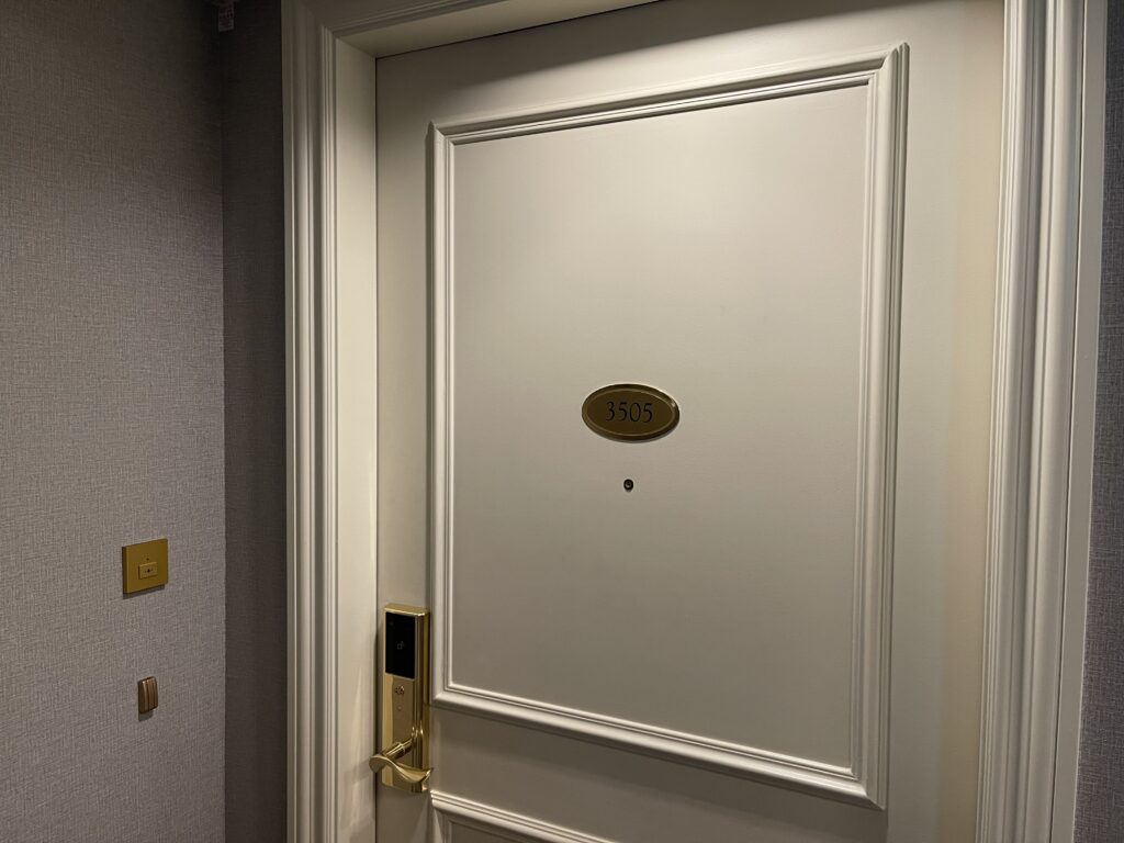 名古屋マリオットアソシアホテルの部屋ドアの写真