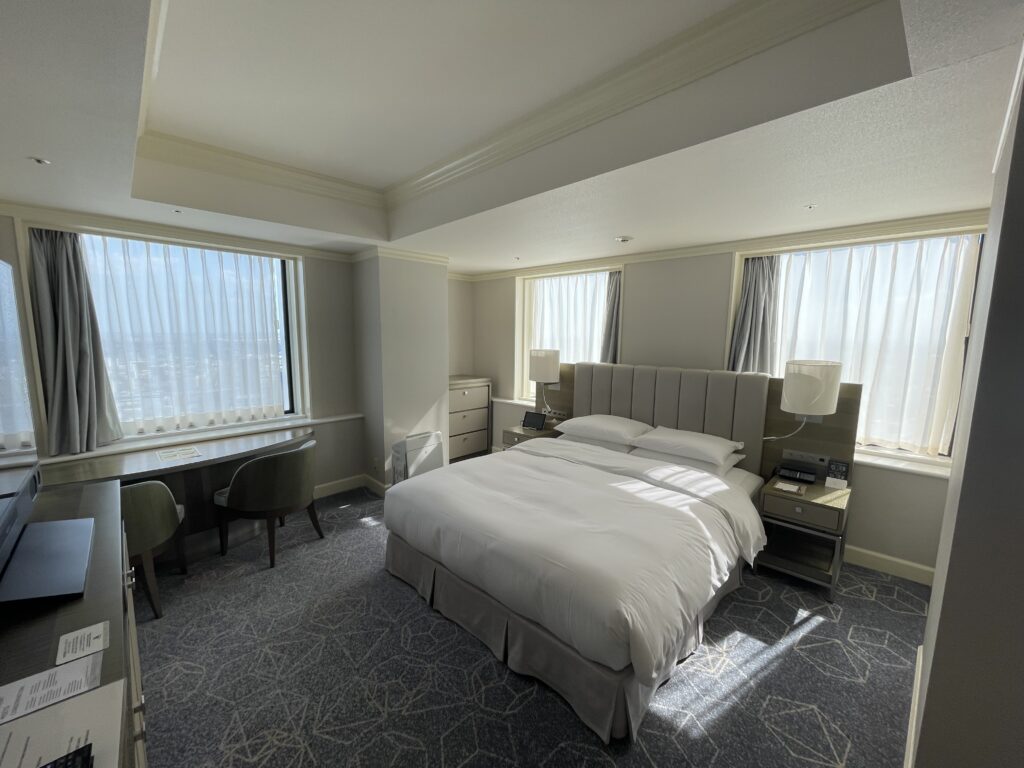 名古屋マリオットアソシアホテルのコーナールーム室内の写真
