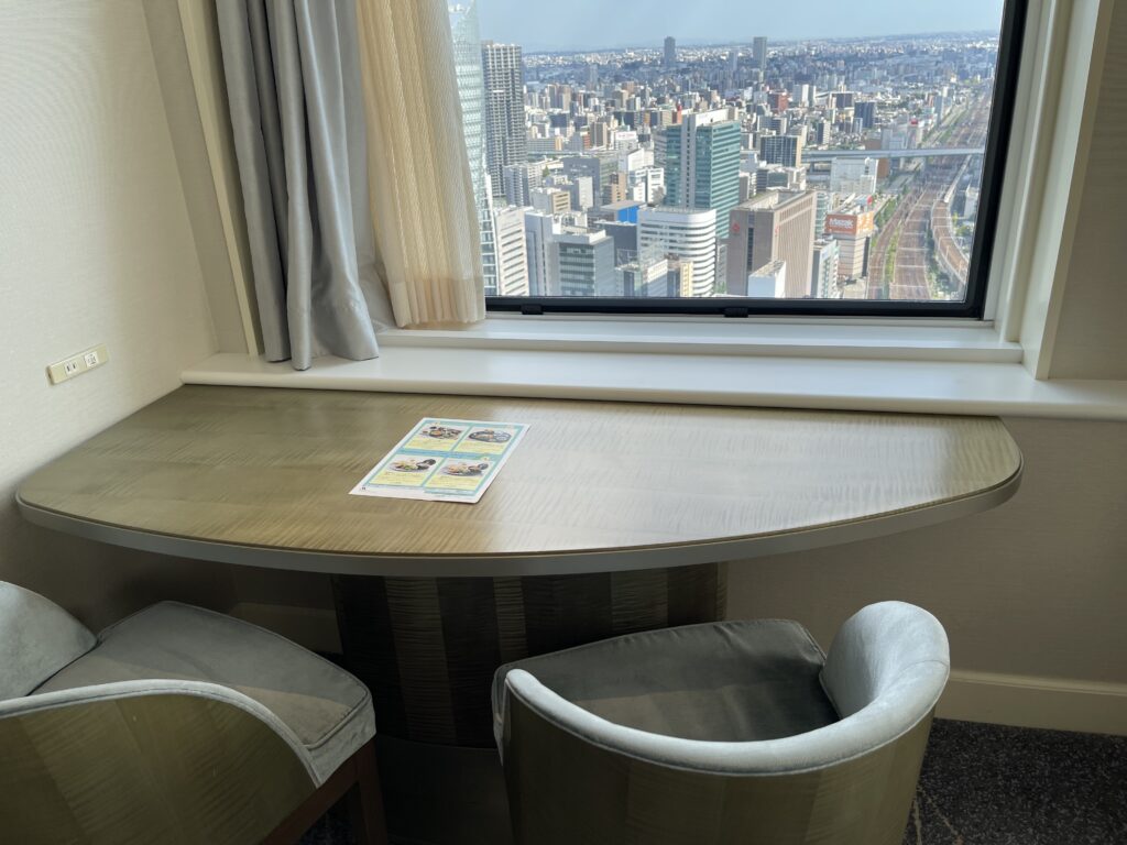 名古屋マリオットアソシアホテル・スタンダートコーナールームの窓際テーブルの写真