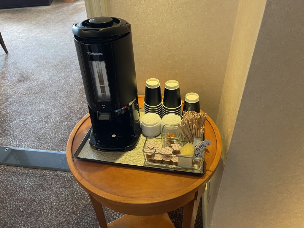 名古屋マリオットアソシアホテル・エリートメンバーラウンジ・朝食の持ち帰り用コーヒーコーナーの写真