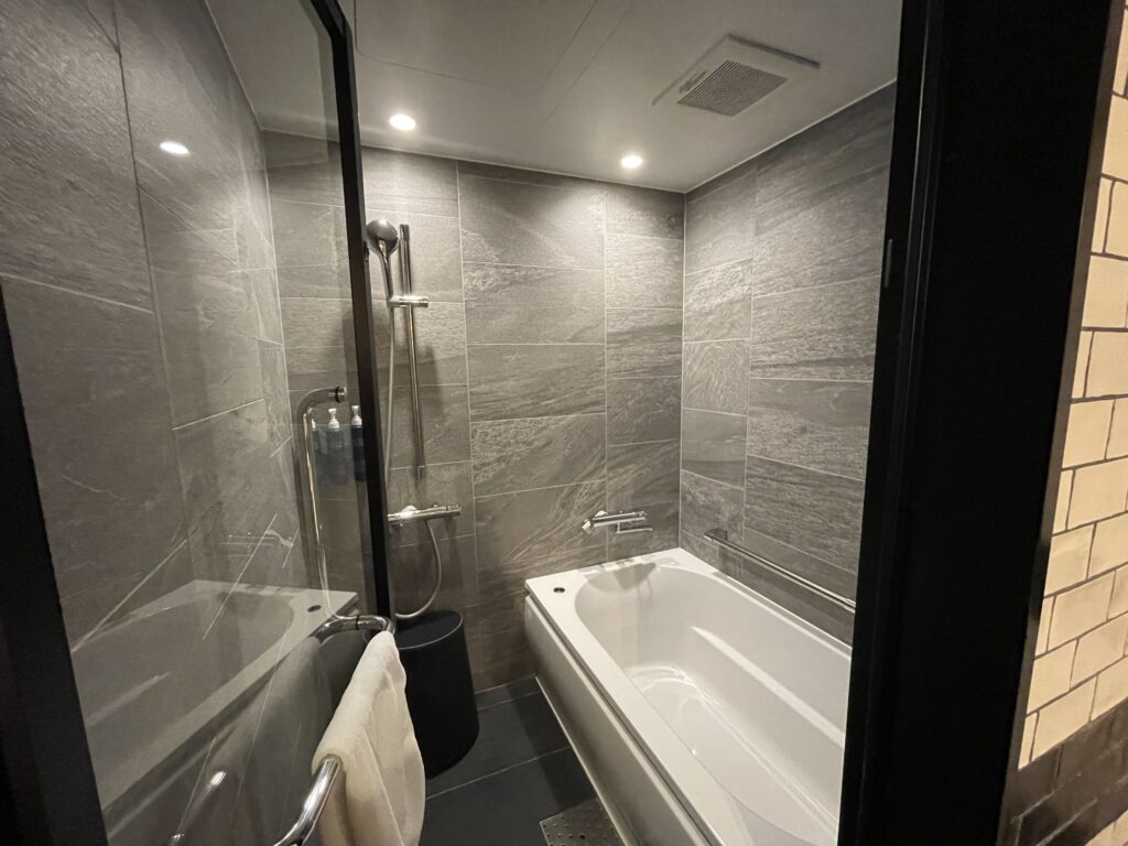 フォーポイントバイシェラトン名古屋中部国際空港で宿泊したゲストルームの浴室