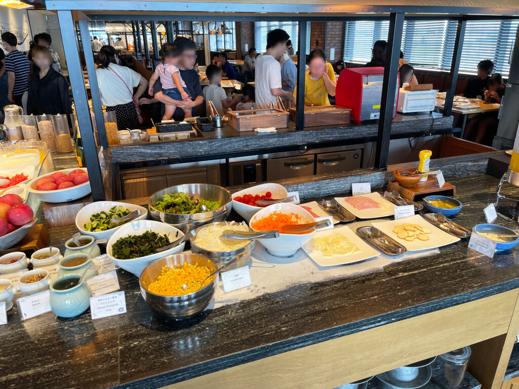 フォーポイントバイシェラトン名古屋中部国際空港のレストラン「Evolutiono」での朝食（サラダコーナー）