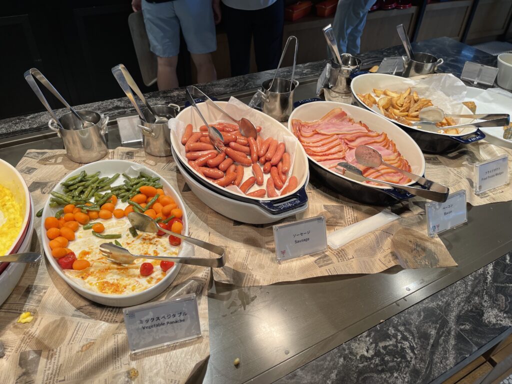 フォーポイントバイシェラトン名古屋中部国際空港のレストラン「Evolutiono」での朝食（ホットミールコーナー）