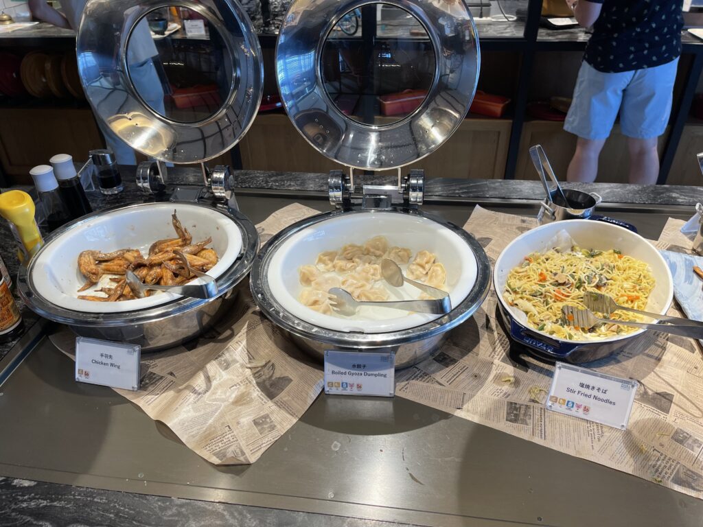 フォーポイントバイシェラトン名古屋中部国際空港のレストラン「Evolutiono」での朝食（手羽先や餃子コーナー）