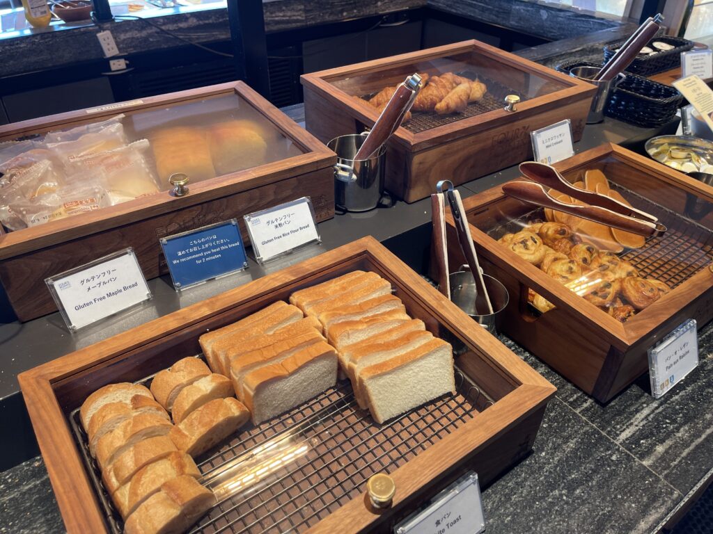 フォーポイントバイシェラトン名古屋中部国際空港のレストラン「Evolutiono」での朝食（パンコーナー）