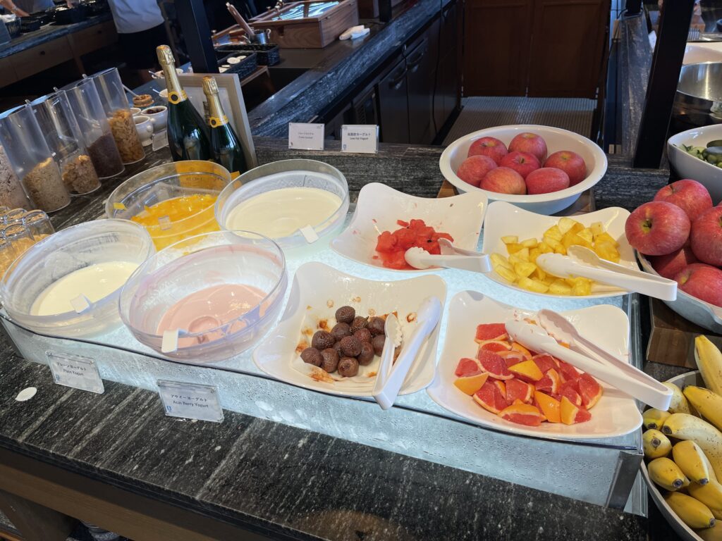 フォーポイントバイシェラトン名古屋中部国際空港のレストラン「Evolutiono」での朝食（ヨーグルト＆フルーツコーナー）