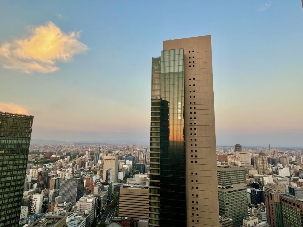名古屋マリオットアソシアホテル・エリートメンバーラウンジ・カクテルタイム時の窓からの景色（夕方）の写真