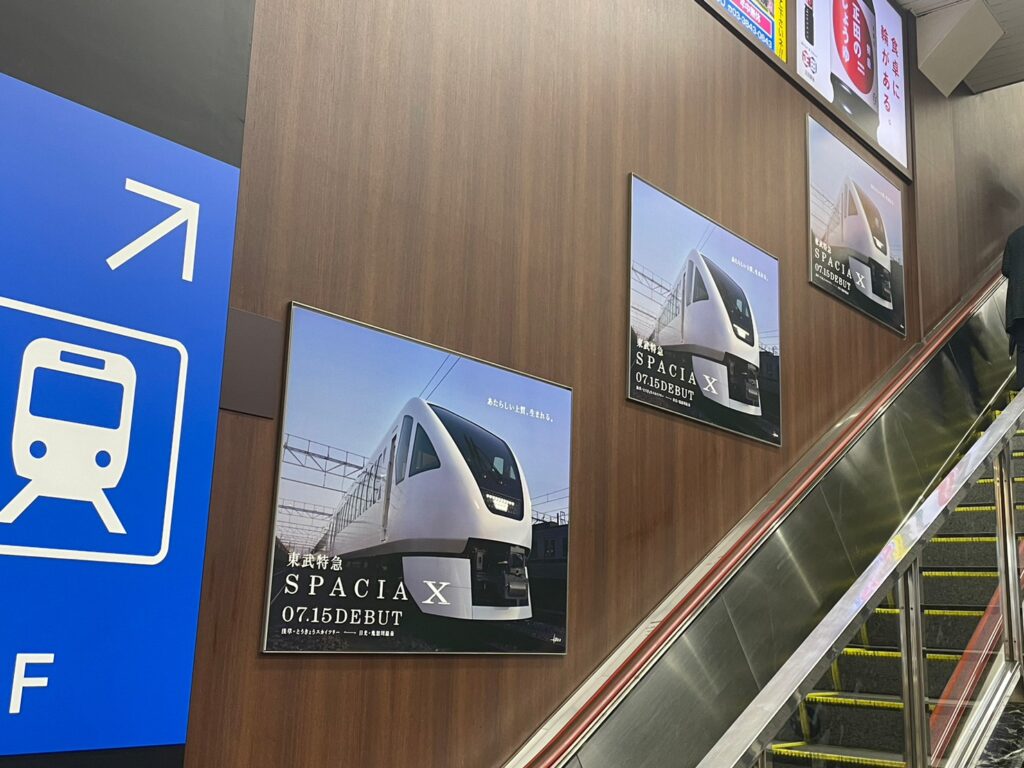 東武浅草駅ホームへ向かうエスカレーターとSPACIAXのポスター