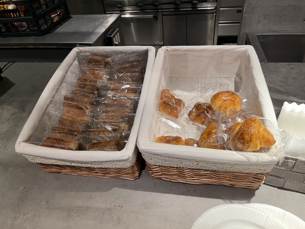 変なホテル福岡博多のラウンジのモーニング・パン各種
