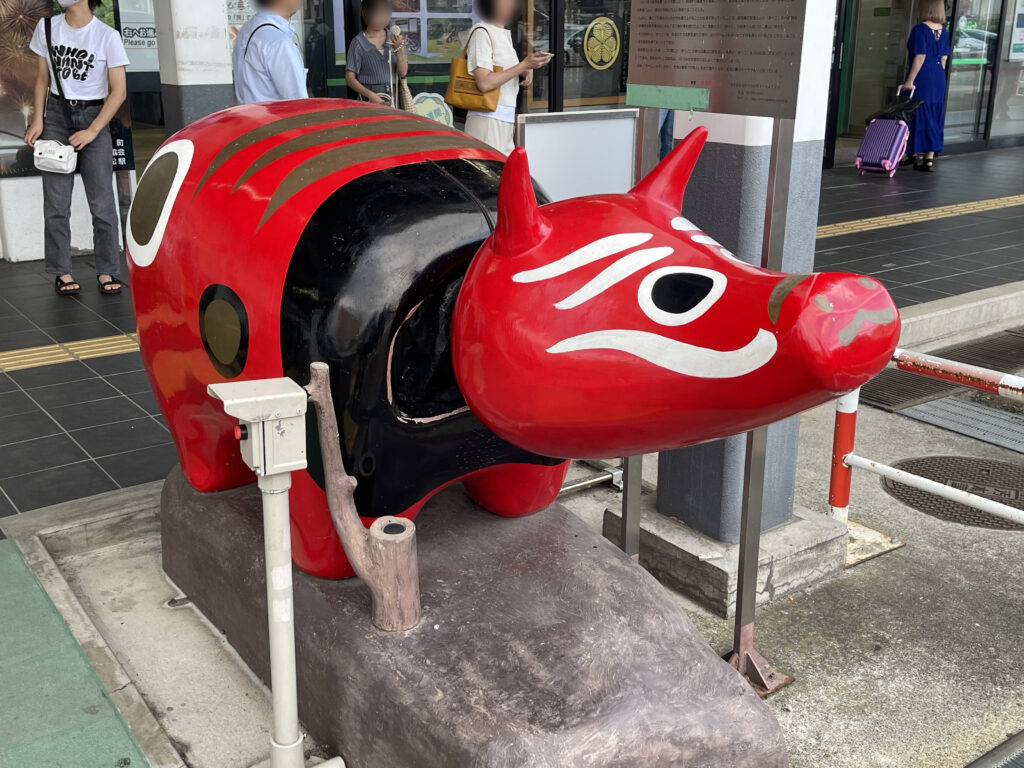 会津若松駅の赤べこ